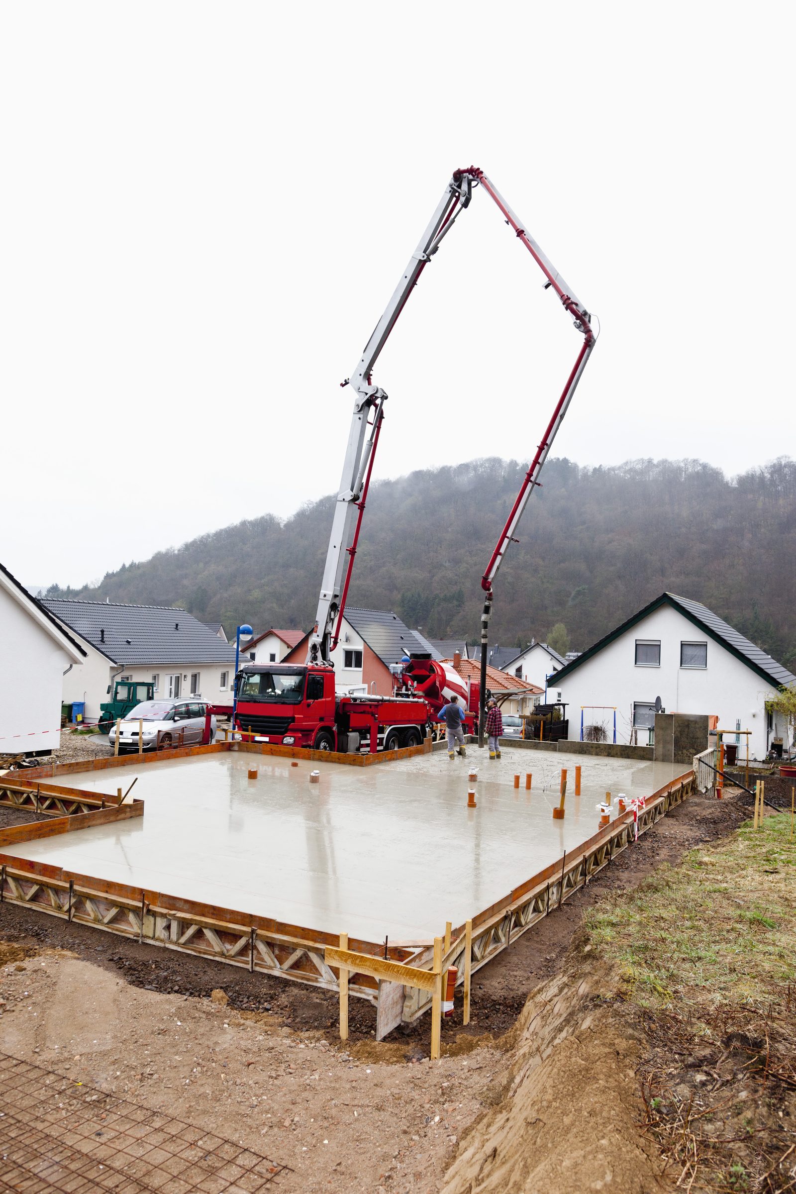 Betonage einer Bodenplatte mit Betonpumpe auf einer Baustelle